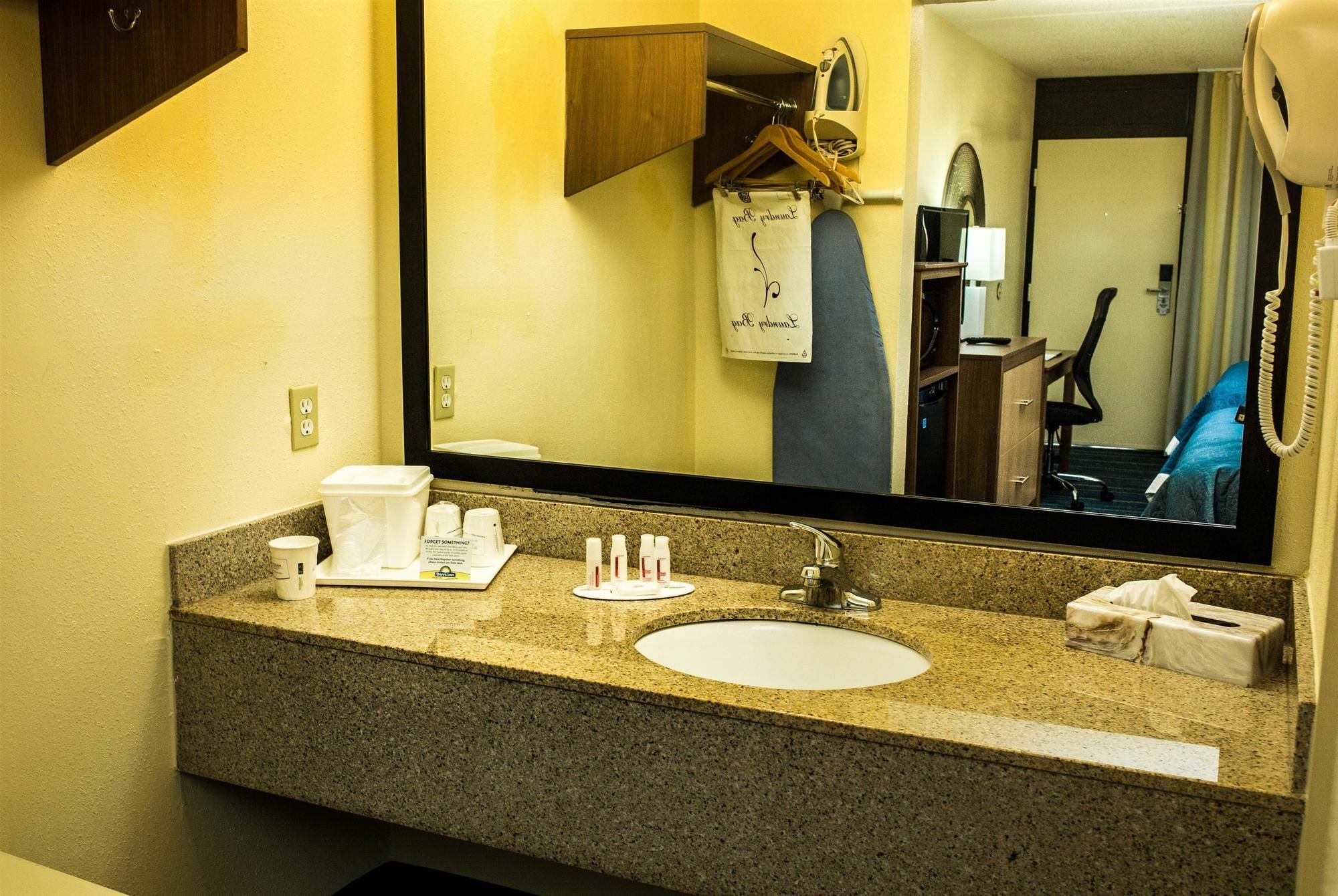 Days Inn By Wyndham Newark Wilmington מראה חיצוני תמונה
